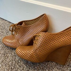 Tory Burch camel leather wedge size 9.5